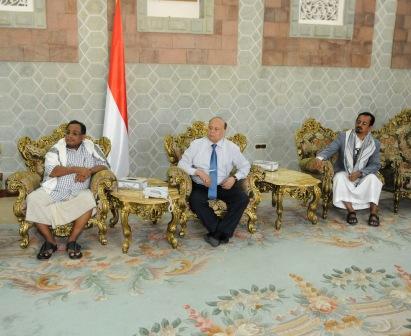 الرئيس لدى استقباله أولياء دم الشهداء والجرحى من ضباط الأمن المركزي بالحديدة أمس